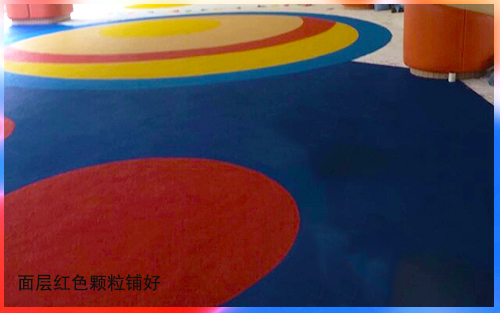 紅色塑膠顆粒鋪設(shè)
