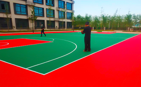 學(xué)?；@球場(chǎng)