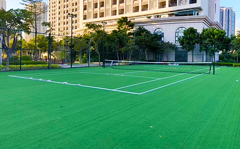 人造草網(wǎng)球場(chǎng)