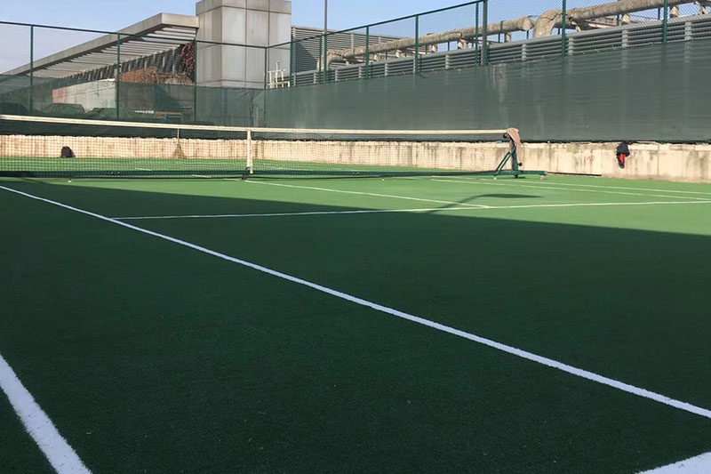 人造草網(wǎng)球場