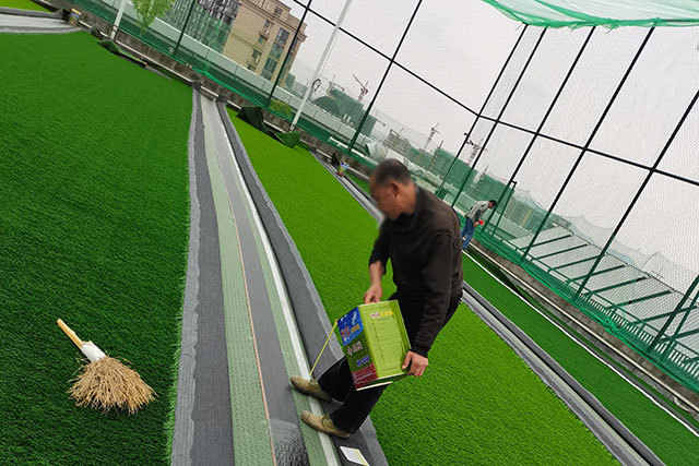 屋頂足球場(chǎng)施工